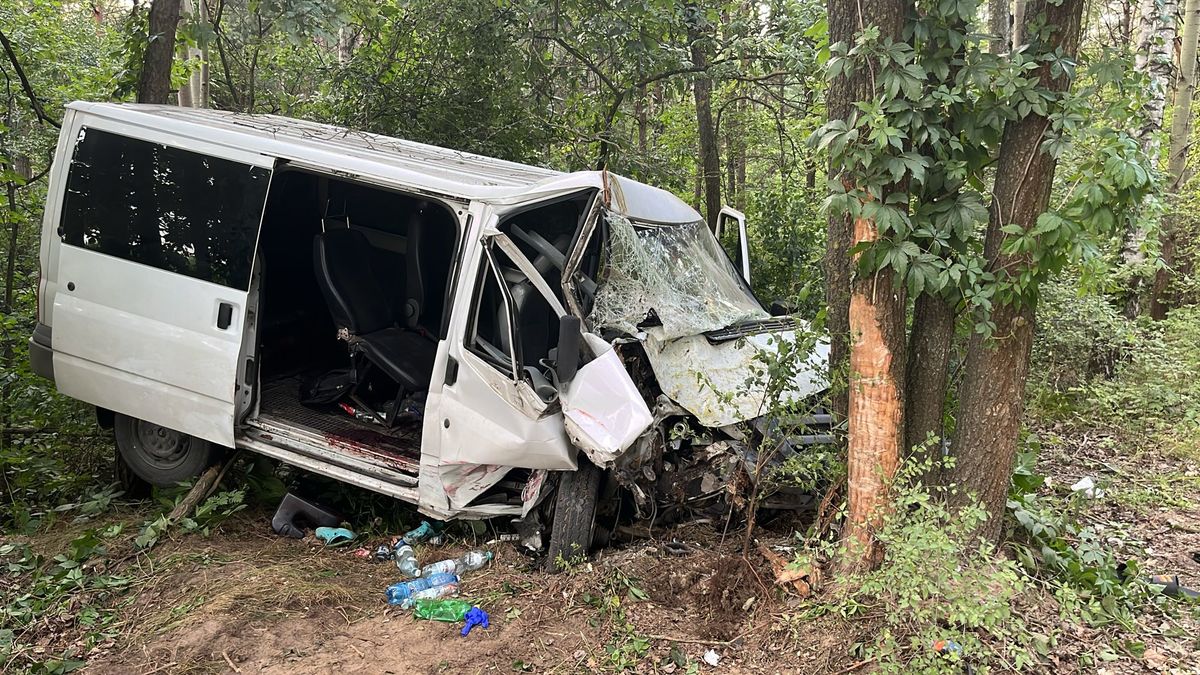 Wypadek z udziałem busa i ciągnika rolniczego