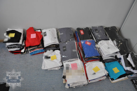 Podrobiona odzież na płońskim targowisku. Policjanci zatrzymali sprzedawcę