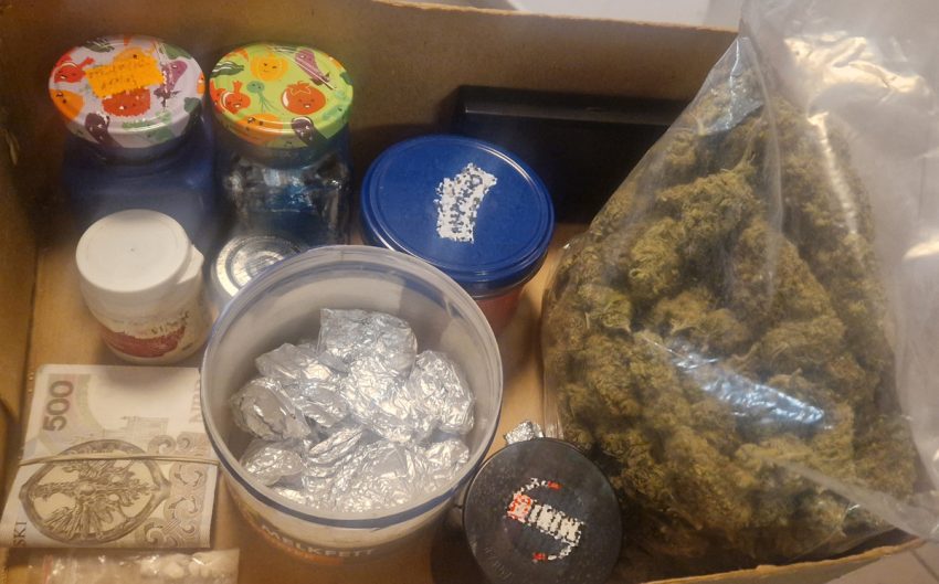 Nietrzeźwy kierujący i narkotyki w samochodzie. 3 osoby zatrzymane