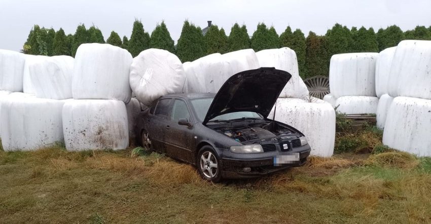 Nietrzeźwy i z dożywotnim zakazem wjechał w bele kiszonki