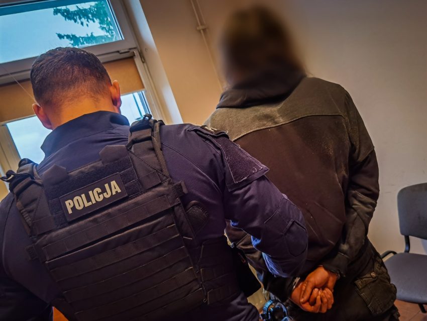 Zaatakował nożem policjantów - trafił do aresztu