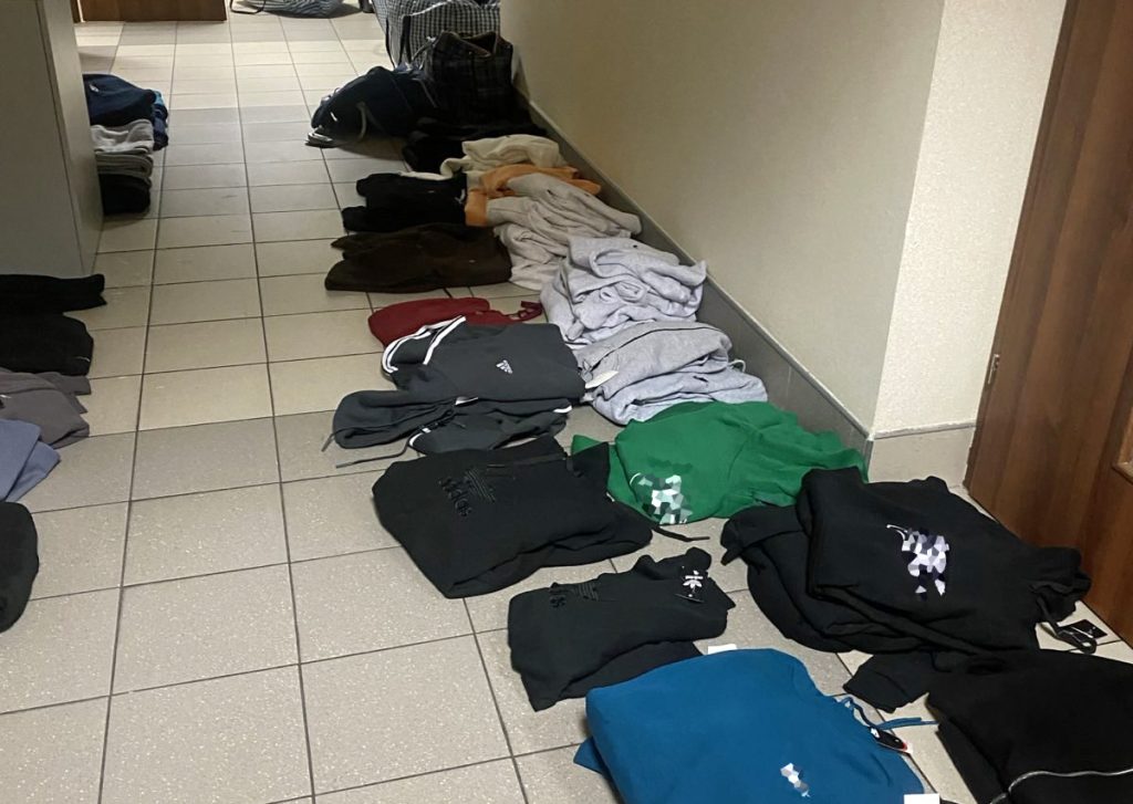 Trzy kobiety zatrzymane za handel podrobioną odzieżą na targowisku
