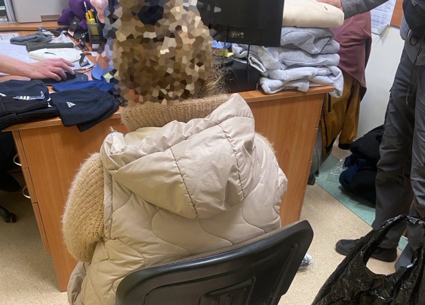 Trzy kobiety zatrzymane za handel podrobioną odzieżą na targowisku
