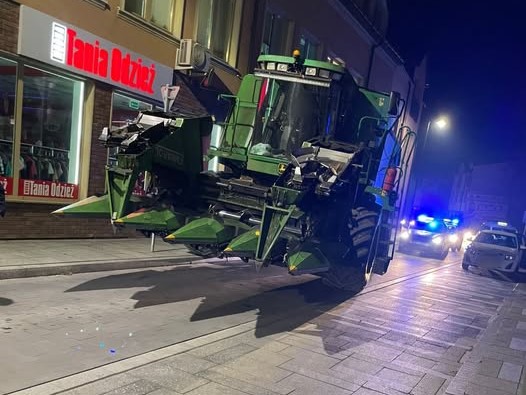 Kombajn utknął w centrum Płońska