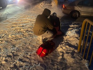 Wracając z nocnej zmiany pomógł wychłodzonemu mężczyźnie leżącemu na poboczu drogi