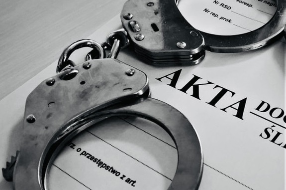 Zarzuty w sprawie pobicia o charakterze chuligańskim oraz zniszczenia mienia i gróźb