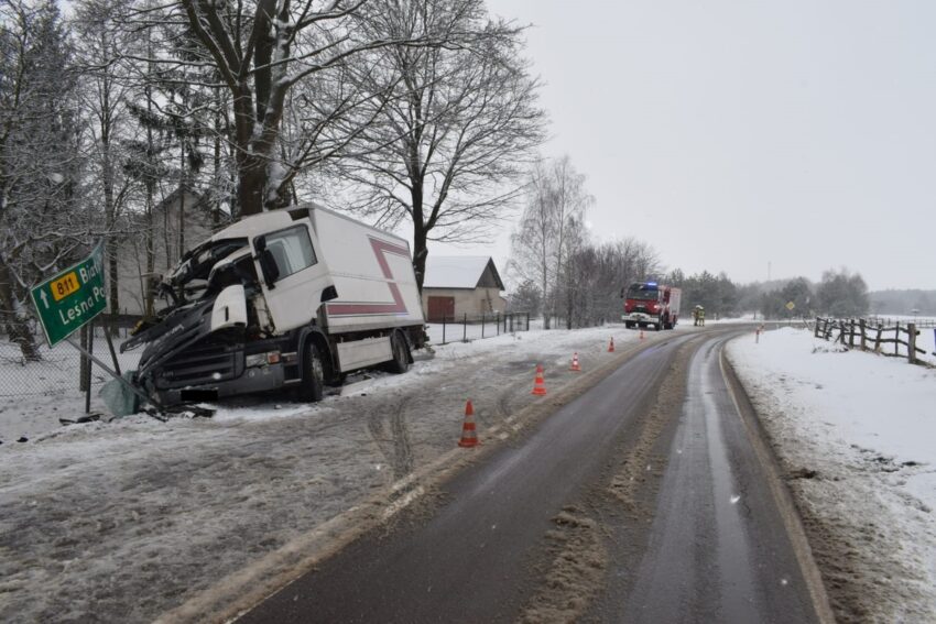 Stracił panowanie nad pojazdem i uderzył w drzewo.
